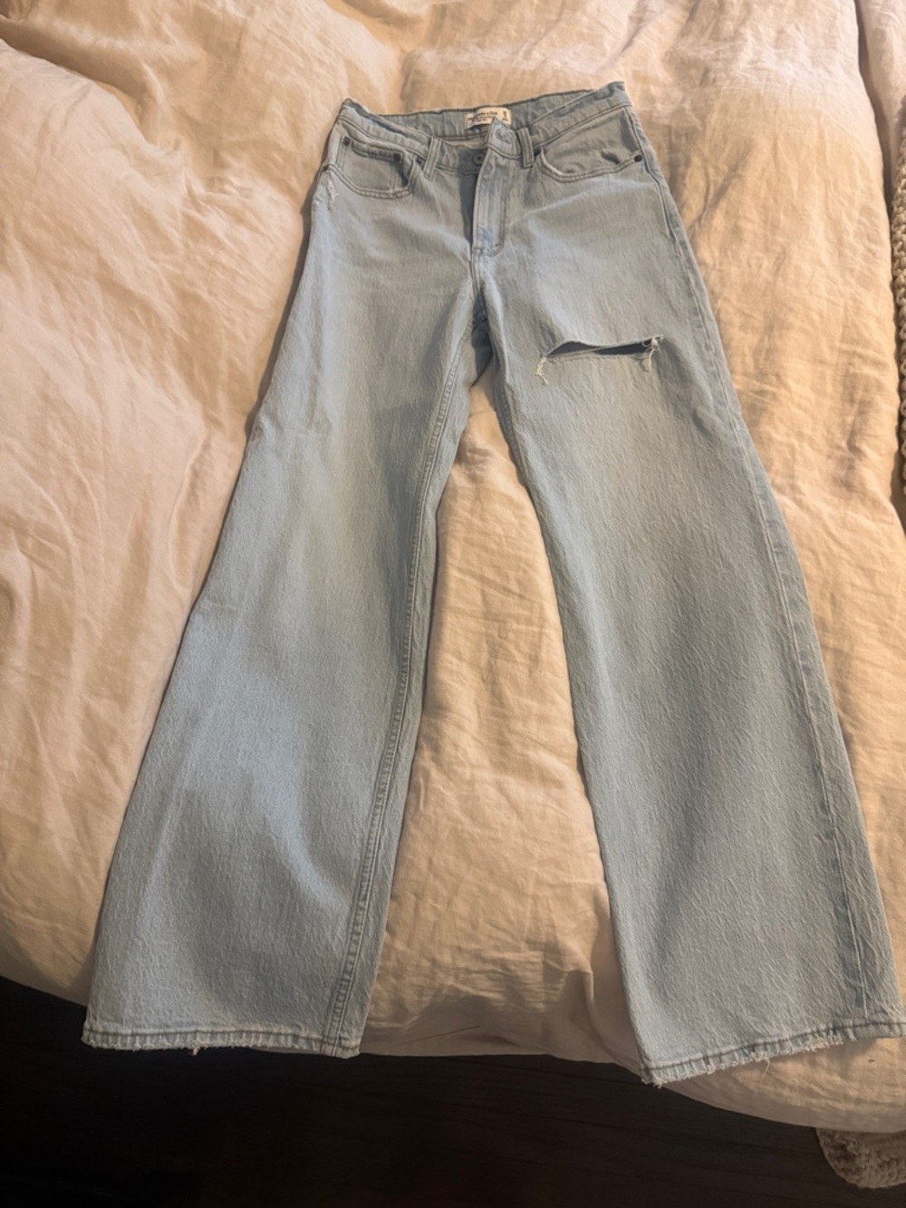 Abercrombie & Fitch Distressed Thigh- the 90s Relaxed Jean High Rise